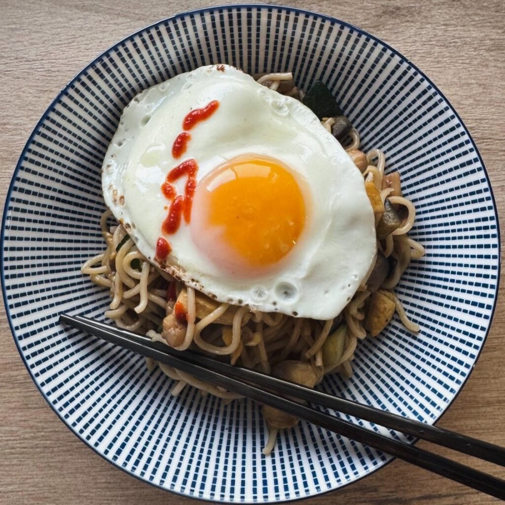 Fideos con pollo y verduras