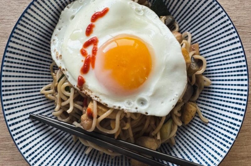 Noodles o fideos con pollo y verduras