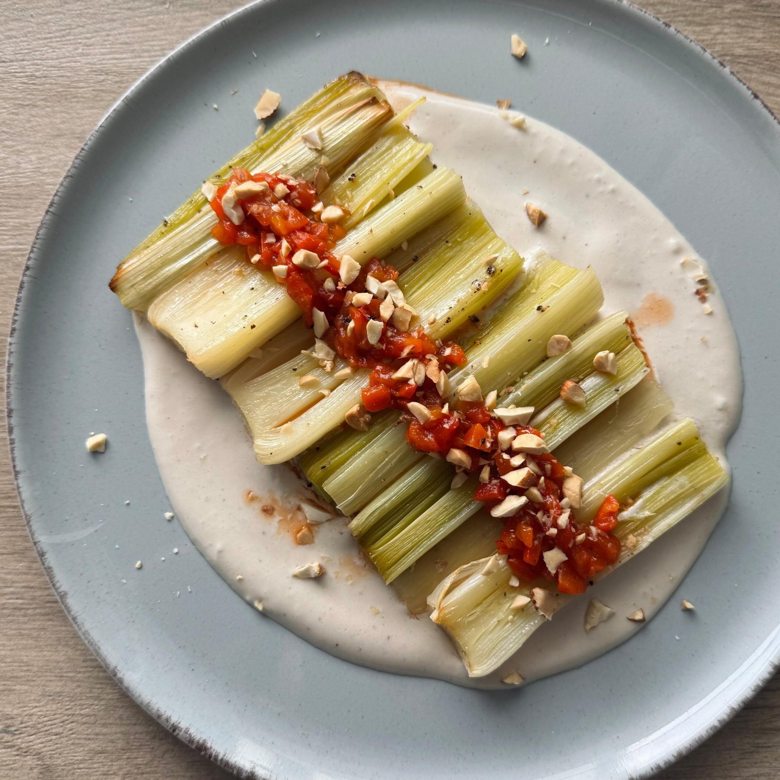 puerros-asados-con-salsa-de-anchoas-maite-rodon