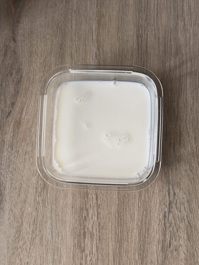 leche en un recipiente ancho