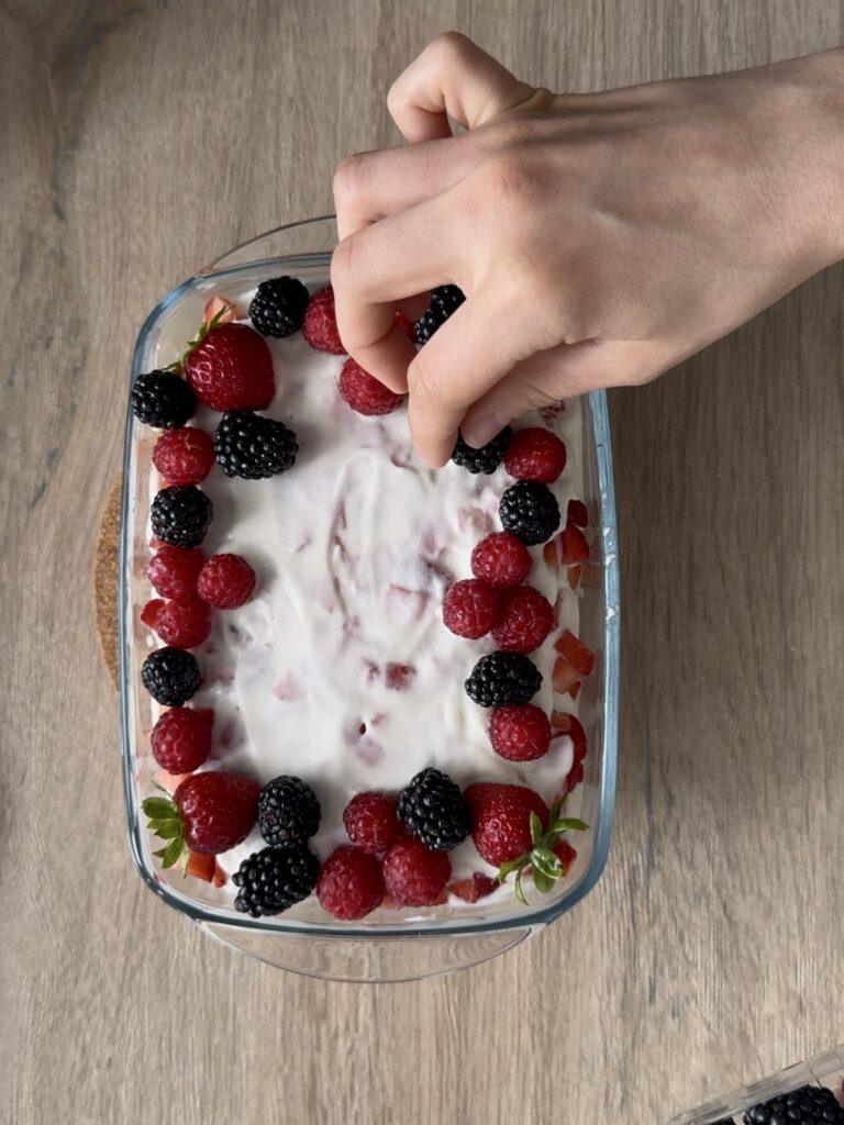 Decorar tarta fresas con nata