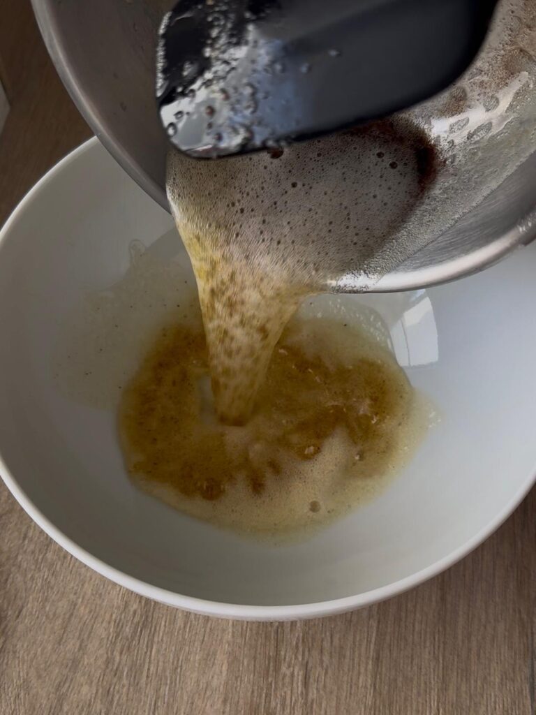 añadir al bol la mantequilla tostada